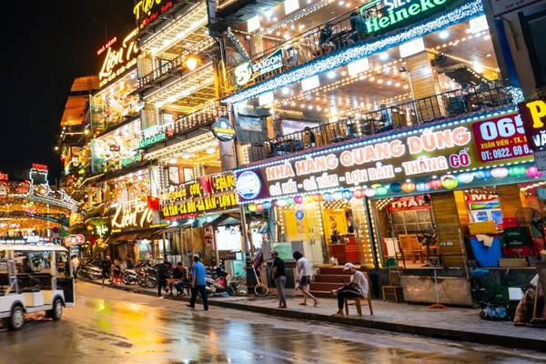 Vietnam, die Stadt Sapa am Abend