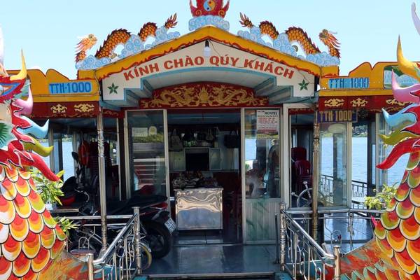 Vietnam Drachenboot auf dem Parfümfluss